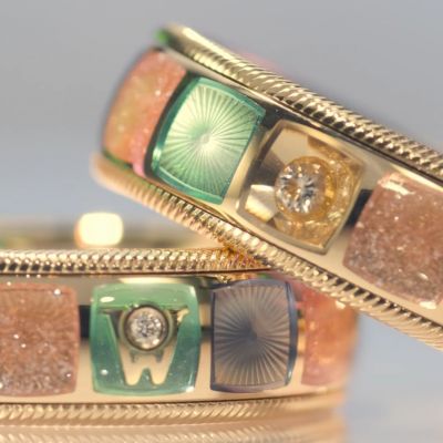 Welchen Moment würden Sie gern festhalten?
Mit dem Geburtstagsring MEINE ZEIT feiert Wellendorff die Augenblicke, die unser Leben prägen. Zarte Farben, 18-karätiges Gelbgold und feine Gravuren unter der Kaltemaille lassen Licht, Farbe und Erinnerung miteinander verschmelzen.
Ein Schmuckstück für Momente, die bleiben.
#wellendorff #spinningrings #craftedwithlove #JuwelierGadebusch #köln