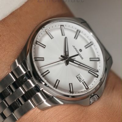 Bei der Arbeit. Beim Sport. In deiner Freizeit. ⌚️

Die Meister S Quarz 35 von @junghansgermany  vereint sportliche Eleganz mit modernem Design und maximalem Tragekomfort. Kompakt im Format, stark im Charakter – mit robustem Gehäuse und zuverlässigem Quarzwerk.

Ein Zeitmesser für jeden Moment. ✨ #Junghans #MeisterSQuarz #JuwelierGadebusch #Köln