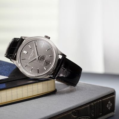 ✨Eine Ikone, neu definiert: Mit der legendären „Clous de Paris“-Guillochierung auf der Lünette rückt @patekphilippe  seine berühmte Calatrava ins Rampenlicht – größer, zeitgemäßer und dennoch unverkennbar klassisch.
Das anthrazitgraue Zifferblatt mit vertikalem Satinschliff trifft auf facettierte, geschossförmige Weißgold-Indexe und elegante Dauphine-Zeiger. Ein Design, das Understatement und zeitlose Ästhetik perfekt vereint. Im 39 mm Weißgoldgehäuse arbeitet das neue Handaufzugswerk 30-255 PS mit einer beeindruckenden Gangreserve von 65 Stunden – sichtbar durch den Saphirglasboden. 
#PatekPhilippe #PatekTime #Calatrava #JuwelierGadebusch #köln