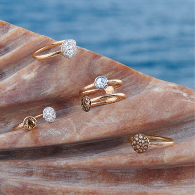 Die Sabbia Ringe von @pomellato  sind inspiriert von der Schönheit der Natur – von Mondlicht auf warmem Sand, von organischer Perfektion und lebendigem Funkeln. Von Hand in unregelmäßigem Pavé gefasst, fangen die Diamanten das Licht bei jeder Bewegung ein – besonders dann, wenn Sie sie kombinieren und übereinander tragen.
Braune Diamanten auf schwarz rhodiniertem Roségold erinnern an sonnengeküsste Strände. Weiße Pavés treffen auf ausdrucksstarke braune Solitäre – oder umgekehrt – und spielen mit Kontrasten aus Wärme, Tiefe und Klarheit. Doppelringe mit goldener Brücke verbinden zwei Bänder zu einem modernen Statement voller Charakter.
Sabbia wagt es, Diamanten neu zu denken – lässig, sinnlich und mit einer selbstbewussten Allure.
Entdecken Sie die unbändige Freude an modernen Diamanten. 💎✨
#Pomellato #Sabbia #JuwelierGadebusch #köln