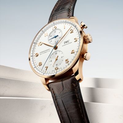 Zeitlose Ikone. Klare Linie. Pure Präzision. ✨
Der Portugieser Chronograph (Ref.: IW371611) von IWC Schaffhausen begeistert seit 1998 als eines der begehrtesten Modelle der Kollektion. Sein argentéfarbenes Zifferblatt mit umlaufender Präzisionsskala und harmonisch vertieften Totalisatoren steht für klassische Ästhetik und perfekte Balance.
Das 41 mm Gehäuse aus 18 Kt. Rotgold verleiht ihm warme Eleganz, während das dunkelbraune Lederarmband den luxuriösen Charakter stilvoll unterstreicht. Im Inneren sorgt ein IWC-Manufaktur-Automatikwerk für höchste Zuverlässigkeit – mit Stoppfunktion für Minute und Sekunde sowie kleiner Sekunde mit Stoppvorrichtung.
Gewölbtes, beidseitig entspiegeltes Saphirglas rundet das Design technisch wie optisch ab.
@iwcwatches  @iwcwatches_ger 
#IWCSchaffhausen #Portugieser #JuwelierGadebusch #köln