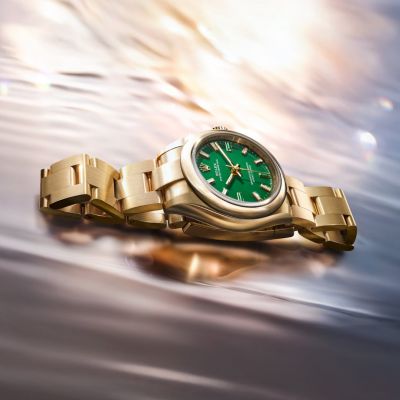 Bei der neuen @rolex  Oyster Perpetual 28 in 18 Karat Gelbgold mit lackiertem Zifferblatt in Green stone bestehen drei Stundenindizes aus Heliotrop, einem natürlichen Stein in verschiedenen Grüntönen. Gehäuse und Armband sind vorwiegend satiniert für einen sanft strukturierten Glanz. #Rolex #OysterPerpetual #WatchesAndWonders2026 #JuwelierGadebusch #köln