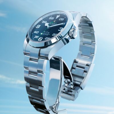 Der Himmel in greifbarer Nähe. Die Air‑King trägt als einzige @rolex  Armbanduhr das Logo in Gelb und Grün – den legendären Farben der Uhrenmarke. Mit ihrem aeronautischen Design und der neuesten Technologie von Rolex huldigt sie auch heute noch den Pionieren der Luftfahrt. #Rolex #AirKing #OfficialRolexRetailer #JuwelierGadebusch #köln