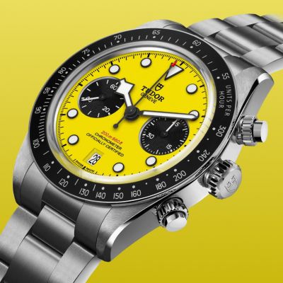 Es summt etwas in der Welt von TUDOR ... und das ist ein neu gestalteter Black Bay Chronograph mit 39 mm Durchmesser und einem flachen Gehäuse sowie einem kühnen gelben Zifferblatt. #BornToDare #DaringWatches #tudorboutiqueköln