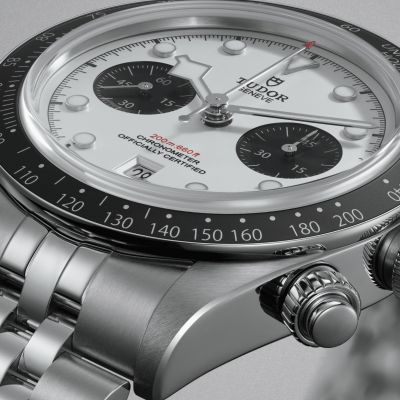 Erleben Sie den Black Bay Chrono mit einem 41-mm-Edelstahlgehäuse und einem opalfarbenen Zifferblatt, angetrieben von einem COSC-zertifizierten Chronographenwerk. @tudorwatch  #TudorWatch #BornToDare #BlackBayChrono #JuwelierGadebusch #Köln