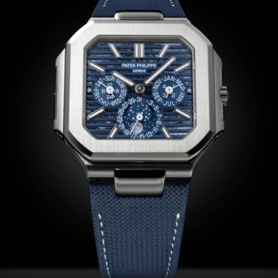 🔷 Architektur der Zeit – neu definiert
Mit der Referenz 5840P präsentiert @patekphilippe  eine spektakuläre Grand Complication innerhalb der Cubitus Kollektion. Ein ausdrucksstarkes 45 mm Platingehäuse trifft auf ein avantgardistisches, skelettiertes Design – kraftvoll, modern und kompromisslos elegant.
Das offen gearbeitete, blaue Zifferblatt mit feinen Laserstrukturen gewährt faszinierende Einblicke in das ultraflache Kaliber 28-28 Q SQU – ein Meisterwerk mit ewigem Kalender und automatischem Aufzug. Die markante, quadratische Architektur des Uhrwerks setzt neue Maßstäbe in der Haute Horlogerie.
Ein „High-Definition“-Mond, filigran gearbeitete Details und ein kunstvoll verzierter Mikro-Rotor mit Calatrava-Kreuz unterstreichen die außergewöhnliche Handwerkskunst. Durch den Saphirglasboden entfaltet sich die gesamte technische Schönheit dieses Zeitmessers.
#PatekTime #PatekPhilippe #Cubitus #JuwelierGadebusch #köln
