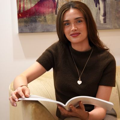 Was schafft aus Kundensicht echte Bindung zu einem Geschäft? ✨
Ich bin Nadine Hufenstuhl und arbeite bei Juwelier Gadebusch als Werkstudentin im Marketing.
Für meine Masterarbeit im Studiengang Luxury Management gehe ich genau dieser Frage gemeinsam mit Juwelier Gadebusch, GADORO Stilreich und der Tudor Boutique Köln nach.
Welche Eindrücke bleiben? Was spricht Sie wirklich an? Und was sorgt dafür, dass Sie gerne wiederkommen?😊
Ihre Meinung zählt! Ich würde mich sehr freuen, wenn Sie sich ein paar Minuten Zeit für meine Umfrage nehmen.🥰 
Den Link zum teilnehmen finden Sie in unseren Storys und Highlights. 
Vielen Dank für Ihre Unterstützung! 💫