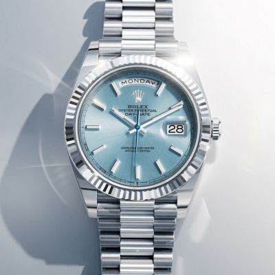 Die @rolex  Day‑Date. Sie sagt Leistung. Ihr eisblaues Zifferblatt sagt Platin. Diese exklusive Farbe ist das unverkennbare Zeichen dafür, dass eine Rolex aus dem edelsten aller Edelmetalle gefertigt ist. Markante geriffelte Lünette. Ausgeschriebener Wochentag, verfügbar in 26 Sprachen. President-Band mit Keramikeinsätzen für erhöhte Widerstandsfähigkeit und Tragekomfort. 40 mm, Kaliber 3255.
#Rolex #DayDate #OfficialRolexRetailer #JuwelierGadebusch #Köln