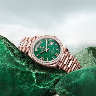 Die @rolex  Oyster Perpetual Day‑Date 36 in 18 Karat Everose-Gold gefällt mit einem Zifferblatt in grünem Aventurin mit fein kristallisierter Oberfläche und einer Lünette mit 52 Diamanten im Brillantschliff.
#Rolex #DayDate #OfficialRolexRetailer #JuwelierGadebusch #köln