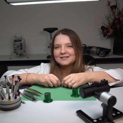 Dein Herz schlägt im Takt mechanischer Meisterwerke? ⏳⚙️

Wir suchen Verstärkung für unsere zertifizierte Meisterwerkstatt in Köln:
✅ Uhrmacher / Uhrmachermeister (m/w/d)
✅ Fokus auf Premium-Marken (Rolex, IWC & mehr)
✅ Teamspirit & Top-Konditionen

Du liebst Präzision und Technik? Dann bewirb dich jetzt auf juwelier-gadebusch.de/jobs! ⌚️💼