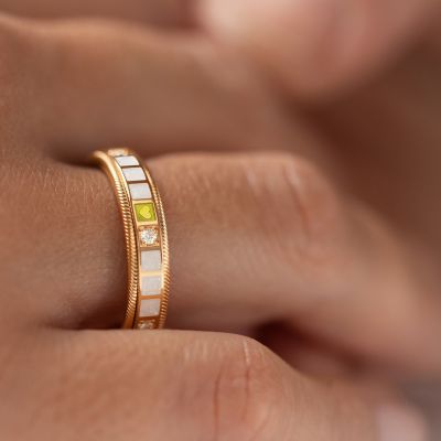 Ein Geschenk, das mehr sagt als Worte. ✨
Der zarte Ring MEIN GLÜCK perlmutt fein verbindet edles 18-karätiges Gold mit handgefassten Brillanten und schimmerndem Perlmutt – eine Komposition aus Eleganz, Wertigkeit und tiefem Gefühl.
Für Menschen, die Glück verschenken möchten – und Erinnerungen, die ein Leben lang begleiten. 🎁
Jeder Ring wird in Gelb- oder Weißgold von Hand gefertigt und erzählt seine ganz eigene Geschichte – so einzigartig wie der Mensch, dem Sie ihn widmen.
Welcher Ring erzählt Ihre persönliche Geschichte? 🤍
#Wellendorff #MeinGlück #Perlmutt #Manufaktur #FineJewelry