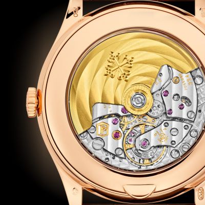 Die Annual Calendar Referenz 5396 von @patekphilippe  vereint vollendete Eleganz mit außergewöhnlicher Ablesbarkeit. Mit ihrer charakteristischen Doppelfensteranzeige für Wochentag und Monat bei 12 Uhr, dem Datum bei 6 Uhr sowie der 24-Stunden-Anzeige mit Mondphase zählt sie zu den großen Klassikern der Maison.
In dieser Ausführung in Roségold entfaltet sie ihre ganze zeitlose Schönheit: Ein silbern-opalines Zifferblatt trifft auf applizierte „Obus“-Stundenmarker und facettierte Dauphine-Zeiger – ebenfalls in warmem Roségold. Abgerundet wird der elegante Auftritt durch ein glänzend schokoladenbraunes Alligatorlederband mit Roségold-Faltschließe.
Ein Juwel aus Präzision und Ästhetik ✨
#PatekPhilippe #PatekTime #Complications #JuwelierGadebusch #köln