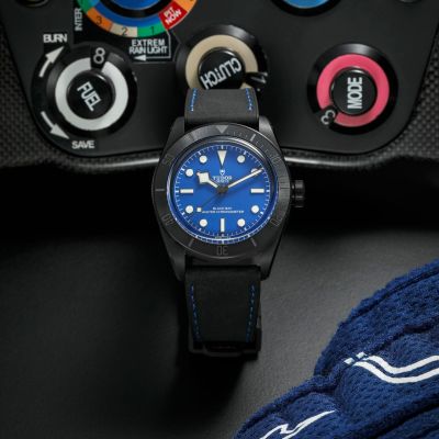 Die Rückkehr von @tudorwatch  zum Motorsport wird mit der als Master Chronometer zertifizierten Black Bay Ceramic „Blue“ mit einem sportlich blauen Zifferblatt und einem Gehäuse aus matter Keramik, die für eine moderne Hightech-Optik und -Haptik sorgen, gefeiert.  #TudorWatch #BornToDare #TudorBoutiqueKöln