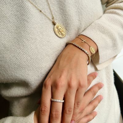 Manche Momente bleiben für immer - als persönliche Sternstunden, die uns Kraft schenken und uns prägen. Genau diese besonderen Lichtmomente verewigt der Gadebusch Infinity Memoire mit strahlenden Diamanten. 💎
Dazu perfekt passend, ein echtes Stück Kölner Geschichte: die heilige Ursula, Schutzpatronin Kölns.✨
In unserer DNA-Kollektion wird sie als feine, von Diamanten eingerahmte Prägung zum besonderen Schmuckstück. 
#TraditionellAnders #GadebuschJuwelen #JuwelierGadebusch #Köln