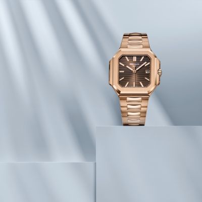 Die @patekphilippe  Cubitus 7128/1R-001 verbindet markante Linien mit der unverwechselbaren Eleganz feinster Schweizer Uhrmacherkunst. Das 40-mm-Roségoldgehäuse mit satinierten und polierten Flächen verleiht der Uhr eine kraftvolle, zugleich elegante Präsenz.
Das braune Sonnenschliff-Zifferblatt mit horizontaler Prägung unterstreicht den charakteristischen Look der Cubitus-Kollektion. Im Inneren arbeitet das bewährte Automatik-Kaliber 26-330 S C.
Ein massives Roségoldarmband mit patentierter Faltschließe und Schnellverstellung sorgt für höchsten Tragekomfort und vollendet das Design.
#PatekPhilippe #PatekTime #Cubitus #JuwelierGadebusch #köln