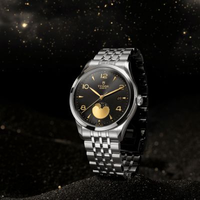 Entdecken Sie die TUDOR 1926 Luna von @tudorwatch  mit einem polierten 39-mm-Edelstahlgehäuse und einer Mondphasen-Komplikation – für zeitlose Eleganz.#TudorWatch #BornToDare #JuwelierGadebusch #Köln