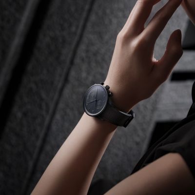Der Portugieser Chronograph Ceratanium® (Ref.: IW371631) vereint minimalistisches Design mit innovativer Uhrmacherkunst. Das markante All-Black-Design wirkt kraftvoll, elegant und kompromisslos modern – ein Statement für alle, die Stil mit Persönlichkeit tragen.
Mit seinem monochromen Look, schwarzen Zifferblatt und strukturierten Kautschukarmband strahlt dieser Zeitmesser pure Ästhetik und technische Raffinesse aus. Das innovative Ceratanium® verbindet die Leichtigkeit von Titan mit der Widerstandsfähigkeit von Keramik und sorgt für außergewöhnlichen Tragekomfort sowie eine unverwechselbare Präsenz am Handgelenk. ✨
@iwcwatches  @iwcwatches_ger 
#IWCSchaffhausen #Portugieser #JuwelierGadebusch #köln