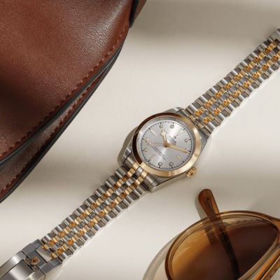 Erleben Sie die Black Bay One 31 S&G mit einem 31-mm-Gehäuse in Edelstahl und Gold, einem Zifferblatt mit Diamanten und einem COSC-zertifiziertem Manufakturwerk.
@tudorwatch
#TudorWatch #BornToDare #BlackBayOne #TudorBoutiqueKöln