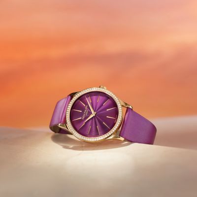 💜 @patekphilippe  Calatrava 4997/200R – feminine Eleganz in Bewegung ✨
Die Calatrava aus Roségold vereint zeitlose Raffinesse mit modernem Ausdruck. Ihr violettes Zifferblatt mit wellenförmigem Relief erzeugt eine faszinierende Tiefenwirkung – eingerahmt von einer Lünette mit 76 Diamanten. 💎
Das violette Kalbslederband mit Satin-Finish greift den Farbton des Zifferblatts perfekt auf, während das extraflache Kaliber 240 für präzise Eleganz im Inneren sorgt.
Ein Meisterwerk für Frauen, die Stil und Substanz vereinen. 💫
#PatekPhilippe #PatekTime #Calatrave #JuwelierGadebusch #köln