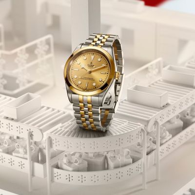 Lassen Sie festliche Beleuchtung und die Wärme des Feuers während der Festtage auf dem champagnerfarbenen Zifferblatt und dem flachen Saphirglas der @tudorwatch  Black Bay One 41 S&G tanzen. #TudorWatch #BornToDare #TudorBoutiqueKöln