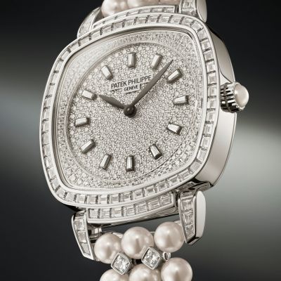 Zeitmesser trifft Haute Joaillerie.

Die Gondolo Haute Joaillerie von @patekphilippe vereint die funkelnde Brillanz von Diamanten mit dem sanften Schimmer edler Akoya-Perlen. Das kissenförmige Gehäuse umschließt ein mechanisches Handaufzugswerk, dessen feine Komplexität durch den Saphirglasboden sichtbar wird.

Eine außergewöhnliche Verbindung aus kostbarem Schmuck und meisterhafter Uhrmacherkunst – geschaffen für Momente, die bleiben. #PatekPhilippe #PatekTime #Gondolo #JuwelierGadebusch #Köln