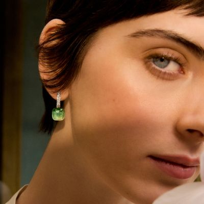 Mit den Nudo Classic Ohrringen zelebriert @pomellato die Schönheit harmonischer Farbkombinationen und die unverwechselbare Leichtigkeit seiner ikonischsten Kollektion.
Das faszinierende Doublet aus Prasiolith und grünem Achat entfaltet eine leuchtende Palette aus schimmernden Grüntönen, deren Tiefe durch das Zusammenspiel transparenter und intensiver Nuancen entsteht.💚 An pavébesetzten Creolen aus rhodiniertem Weißgold schwebend, bewegen sich die Edelsteine mit eleganter Leichtigkeit und verleihen jedem Look moderne Raffinesse.
#Pomellato #Nudo #JuwelierGadebusch #köln