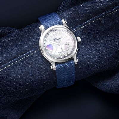 Zeitlose Eleganz trifft auf verspielte Leichtigkeit ✨
Die Happy Sport von @chopard  ist mehr als eine Uhr – sie ist ein Statement. Seit 1993 tanzen ihre ikonischen Diamanten frei zwischen zwei Saphirgläsern und machen jeden Moment einzigartig.
Mit ihrem 33 mm Edelstahlgehäuse, schimmerndem Perlmutt-Zifferblatt und dem präzisen Automatikwerk 09.01-C vereint sie höchste Uhrmacherkunst mit femininer Raffinesse. Das marineblaue Denimarmband verleiht ihr dabei einen modernen, lässigen Twist.
💙 Diamanten sind glücklicher, wenn sie frei sind.
#Chopard #HappySport #JuwelierGadebusch #köln