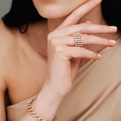 Pure Eleganz in ihrer wandelbarsten Form. ✨
Das Ring Bracelet von @serafino_consoli_jewelry  in 5-reihigem Design aus edlem Roségold, besetzt mit funkelnden weißen Diamanten, vereint luxuriöse Ausstrahlung mit innovativer Raffinesse.
Teil der Serafino Kollektion, die Multifunktionalität neu definiert: Durch ein faszinierendes Zusammenspiel aus hunderten fein abgestimmten Komponenten lässt sich das Schmuckstück flexibel transformieren – vom Ring zum Armband und zurück. Beweglich, lebendig, einzigartig.
Ein Schmuckstück, das sich mit Ihnen verändert, Geschichten erzählt und jeden Moment neu interpretiert.
#SerafinoConsoli #SerafinoKollektion #JuwelierGadebusch #köln