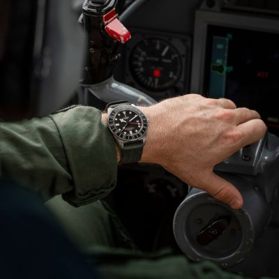 Basierend auf der bewährten FXD Serie präsentiert @tudorwatch  die neue Pelagos FXD GMT „Zulu Time“, die für die französischen Marineflieger entwickelt wurde, um die Zulu-Zeit, neben der Lokalzeit und einer dritten Zeitzone, leicht im Blick zu behalten. #TudorWatch #BornToDare #TudorBoutiqueKöln