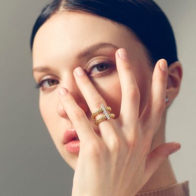 Zarte Raffinesse trifft auf funkelnde Details ✨ Der Flex’it-Ring aus 18 KT Gold von @fope1929  begeistert mit seinem doppelten Mesh-Design und einer eleganten Brücke mit Diamantpavé. Ein ausdrucksstarkes Schmuckstück aus der Prima Kollektion – modern, edel und mühelos elegant.💎#FOPE #PrimaKollektion #JuwelierGadebusch #Köln