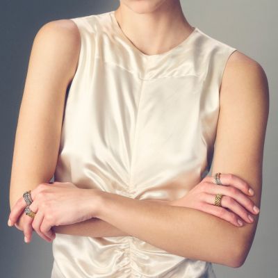 Die ikonischen Flex’it Ringe von @fope1929  vereinen italienische Goldschmiedekunst mit außergewöhnlichem Tragekomfort. Besonders in den Sommermonaten überzeugt die innovative Flex’it-Technologie mit einem angenehm leichten Tragegefühl und flexibler Anpassung an jede Bewegung.
Ob filigranes Rundgeflecht, markantes Flachgeflecht oder edle Bicolor-Varianten – jeder Ring wird aus 18-karätigem Gold gefertigt und verkörpert die charakteristische Leichtigkeit der Essentials Collection.
Erhältlich in Rosé-, Weiß- und Gelbgold sowie in verschiedenen Designs – für einen zeitlosen Look mit sommerlicher Leichtigkeit.
#FOPE #EssentialsCollection #JuwelierGadebusch #köln