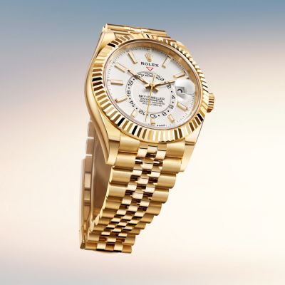 Die @rolex  Sky‑Dweller in 18 Karat Gelbgold mit tiefweißem Zifferblatt. Ihr Jubilee-Band verfügt über eine Oysterclasp-Schließe und Keramikeinsätze in den Bandelementen, durch die es an Geschmeidigkeit und Langlebigkeit gewinnt. #Rolex #SkyDweller #OfficialRolexRetailer #JuwelierGadebusch #köln