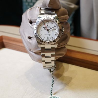 Das Rolex Certified Pre-Owned Programm ermöglicht es, @rolex Armbanduhren aus zweiter Hand zu kaufen, die von der Marke mit einer Echtheitsbescheinigung ausgestattet werden und über eine internationale Zweijahresgarantie verfügen. Dies ist eine Oyster Perpetual Explorer II von 2011 in Edelstahl Oystersteel und Platin mit 40 mm- Gehäuse, weißes Zifferblatt und Oyster-Band. #Rolex #OfficialRolexRetailer #RolexCertifiedPreOwned #JuwelierGadebusch #Köln