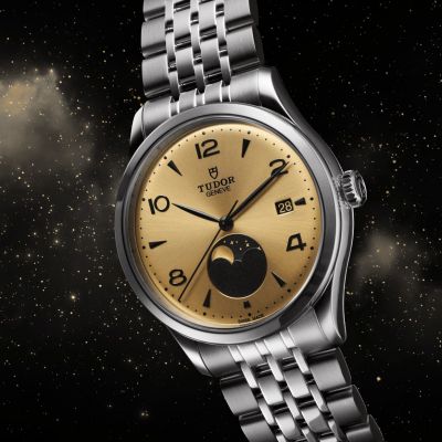 Entdecken Sie die TUDOR 1926 Luna von @tudorwatch  mit einem champagnerfarbenen Zifferblatt im Sonnenschliff, einer Mondphasen-Komplikation und einem polierten 39-mm-Edelstahlgehäuse.#TudorWatch #BornToDare #TudorBoutiqueKöln