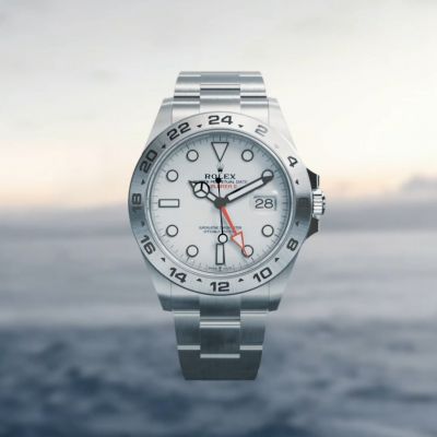 Das Oyster-Gehäuse der @rolex  Explorer II trägt zu einer besonders harmonischen und ausgewogenen Linienführung der Uhr bei. Es ist aus Edelstahl Oystersteel gefertigt, hat einen Durchmesser von 42 mm und verbindet Robustheit mit Zuverlässigkeit.
#Rolex #Explorer #OfficialRolexRetailer #JuwelierGadebusch #köln