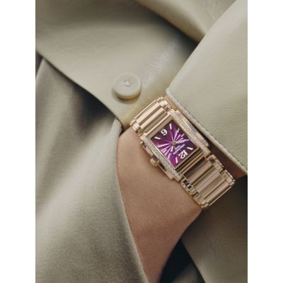💜 Twenty~4 – zeitlose Eleganz für jeden Moment 💜
Mit der Twenty~4 zelebriert @patekphilippe  feminine Ästhetik in ihrer modernsten Form. Das ausdrucksstarke Manschetten-Modell verbindet luxuriöse Uhrmacherkunst mit stilvoller Alltagstauglichkeit.
Das violett lackierte Zifferblatt mit geprägtem Wellen-Dekor fasziniert durch seine Tiefe und Eleganz. Umrahmt von warmem Roségold und veredelt mit 34 funkelnden Diamanten, wird das rechteckige Gehäuse zu einem echten Schmuckstatement.
Das vollständig polierte Roségoldarmband mit Faltschließe schmiegt sich sanft ans Handgelenk – komfortabel, sicher und unverkennbar feminin.
#PatekPhilippe #PatekTime #Twenty4 #JuwelierGadebusch #köln