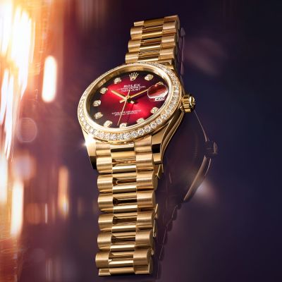 Die neue @Rolex Datejust 31 in 18 Karat Gelbgold mit einem diamantbesetzten Zifferblatt in Rot ombré ist von einer mit 46 Diamanten im Brillantschliff besetzten Lünette umgeben und besitzt ein President-Band mit verdeckter Crownclasp-Schließe. #Rolex #Datejust #WatchesAndWonders2025 #JuwelierGadebusch #köln