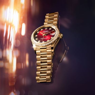 Die neue @rolex  Datejust 31 in 18 Karat Gelbgold mit einem diamantbesetzten Zifferblatt in Rot ombré ist von einer mit 46 Diamanten im Brillantschliff besetzten Lünette umgeben und besitzt ein President-Band mit verdeckter Crownclasp-Schließe. #Rolex #Datejust #WatchesAndWonders2025 #JuwelierGadebusch #köln