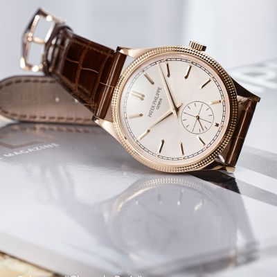✨ Calatrava – die Essenz zeitloser Eleganz ✨
Mit der Referenz 6119R-001 rückt @patekphilippe  eine Ikone erneut ins Rampenlicht. Die fein guillochierte „Clous de Paris“-Lünette verleiht der Calatrava ihre unverwechselbare Signatur – klassisch, kultiviert und doch modern interpretiert.
Das silbern gekörnte Zifferblatt mit facettierten, geschossförmigen Roségold-Indexen und eleganten Dauphine-Zeigern strahlt pure Zurückhaltung aus. Im schlanken Roségoldgehäuse schlägt das neue Handaufzugswerk 30-255 PS mit beeindruckenden 65 Stunden Gangreserve – sichtbar durch den Saphirglasboden.
Vollendet wird dieses Meisterwerk durch ein glänzendes schokobraunes Alligatorlederband, das klassische Uhrmacherkunst auf höchstem Niveau abrundet.
#PatekPhilippe #PatekTime #Calatrave #JuwelierGadebusch #köln