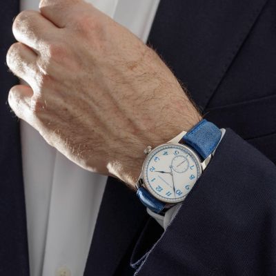 Herzlichen Glückwunsch zu 200 Jahren! 😍

200 Jahre Leidenschaft für Präzision: @moritz_grossmann_ steht seit zwei Jahrhunderten für feinste Uhrmacherkunst, zeitlose Eleganz und echte Handwerkskunst. Jede Uhr erzählt eine Geschichte, geprägt von Tradition, Innovation und dem unermüdlichen Streben nach Perfektion. Ein Jubiläum, das nicht nur die Vergangenheit ehrt, sondern die Zukunft der Haute Horlogerie weiter prägt. ⏳✨

#MoritzGrossmann #JuwelierGadebusch #Köln