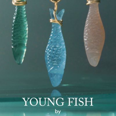 Mit der Young Fish Kollektion von entführt Sofia Lynggaard Norman in eine faszinierende Unterwasserwelt voller Farben, Bewegung und kleiner Wunder. Inspiriert von Tauchgängen in Australien entstehen Schmuckstücke, die die Schönheit und Einzigartigkeit des Ozeans auf poetische Weise einfangen. 🐠
Die detailverliebten Young Fish Anhänger aus 18 Karat Gelbgold vereinen verspieltes Design mit luxuriöser Handwerkskunst. Der grüne Serpentin, der strahlend blaue Aquamarin und der zarte roséfarbene Blush-Stein erinnern an das lebendige Farbspiel des Ozeans und machen jedes Schmuckstück zu einem kleinen Kunstwerk voller Persönlichkeit.
@olelynggaardcopenhagen 
#OleLynggaardCopenhagen #YoungFish #JuwelierGadebusch #köln