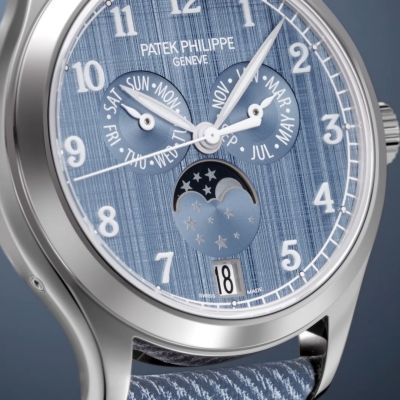 Zeitlose Eleganz trifft auf moderne Raffinesse ✨
Die neue @patekphilippe  Ref. 4946G-001 vereint feinste Uhrmacherkunst mit einem zeitgenössischen Design.
Das 38 mm Weißgoldgehäuse umrahmt ein faszinierendes blau-graues Zifferblatt mit „Shantung“-Finish – inspiriert von edlen Seidenstoffen. Im Inneren arbeitet das automatische Kaliber 26-330 S QA LU mit Jahreskalender, Mondphase und präziser Anzeige von Tag und Monat.
Ein Meisterwerk, das Funktionalität und Stil perfekt verbindet – und dank des patentierten Jahreskalenders nur einmal im Jahr korrigiert werden muss.
Abgerundet wird die Uhr durch ein stilvolles Kalbslederarmband im Denim-Look mit kontrastierender Naht – eine moderne Interpretation klassischer Eleganz.
#PatekTime #PatekPhilippe #Complications #JuwelierGadebusch #köln
