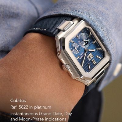 💙 Cubitus – Kühnheit in ihrer elegantesten Form 💙
Mit der Referenz 5822P-001 eröffnet @patekphilippe  ein neues Kapitel moderner Uhrmacherkunst. Markant, selbstbewusst und zugleich überraschend elegant präsentiert sich das eckige Platingehäuse, dessen schlankes Profil und edle Finissierungen pure Präsenz ausstrahlen.
Das blaue Zifferblatt mit Sonnenschliff und horizontalem Relief verleiht der Uhr Tiefe und Dynamik, während ein einzelner Baguette-Diamant auf der Lünette ein subtil funkelndes Statement setzt. Das marineblaue Armband mit Textilmotiv unterstreicht den modernen, lässigen Chic und macht die Cubitus zu einem ausdrucksstarken Begleiter im Alltag wie zu besonderen Momenten.
Modern und charakterstark.
#PatekPhilippe #PatekTime #Cubitus #JuwelierGadebusch #köln