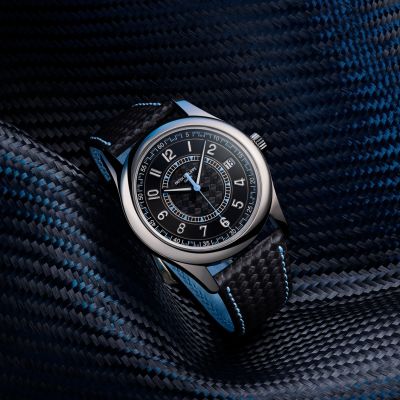 ✨ Klassik neu gedacht – mit modernem Charakter ✨
Mit diesem Modell interpretiert @patekphilippe  die ikonische Calatrava Ästhetik neu und verleiht ihr einen jugendlichen, zeitgemäßen Spirit. Das tiefschwarze Zifferblatt mit markantem Carbon-Muster wird durch himmelblaue Akzente belebt und schafft einen spannenden Kontrast zur Eleganz des polierten Weißgoldgehäuses.
Im Inneren schlägt ein Automatikwerk mit Datumsanzeige bei 3 Uhr und Sekundenstopp – Präzision trifft Design. Abgerundet wird der Look durch ein schwarzes Kalbslederarmband mit Carbon-Prägung und skyblauen Nähten. ⌚💙
Ein Statement für alle, die Tradition lieben – und Moderne leben.
#PatekPhilippe #PatekTime #Calatrave #JuwelierGadebusch #köln