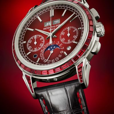 💎 Klassik trifft Juwelen – die @patekphilippe  Referenz 5271/12P-010.
80 Rubine im Baguetteschliff schmücken Lünette, Bandanstöße & Faltschließe – ein Meisterwerk in tiefem Rubinrot. ❤️‍🔥
Das rot-schwarz verlaufende Zifferblatt, kombiniert mit  einem schwarz glänzenden Armband aus Alligatorleder und roten Nähten, greift das Farbspiel edel auf. Im Inneren: das Kaliber CH 29-535 PS Q  zeichnet sich durch traditionelle Architektur wie Handaufzug in Verbindung mit sechs patentierte Chronographen-Innovationen aus.
#PatekPhilippe #PatekTime #GrandComplications #JuwelierGadebusch #köln