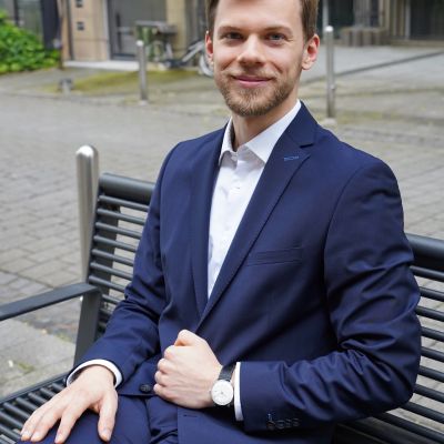 Die max bill Automatic von @junghansgermany verkörpert eine Designphilosophie, die seit Jahrzehnten Menschen auf der ganzen Welt begeistert. Klar in ihrer Form, zeitlos in ihrem Charakter und geschaffen für alle, die Beständigkeit schätzen.
Eine Uhr für heute und für viele Jahre darüber hinaus.
 #Junghans #maxbill #JuwelierGadebusch #Köln