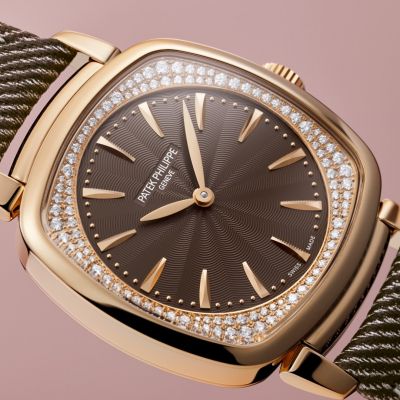 Die neue Gondolo Ladies First von @patekphilippe  präsentiert sich mit einem edlen Kastanien-Opalinzifferblatt, veredelt durch ein konzentrisches Wellenmuster.

Roségoldene, facettierte trapezförmige Stundenmarkierungen und elegante, roségoldfarbene, blattförmige Zeiger setzen stilvolle Akzente und unterstreichen den einzigartigen Modern-Vintage-Charakter dieser außergewöhnlichen Uhr. #PatekPhilippe #Gondolo #JuwelierGadebusch #Köln