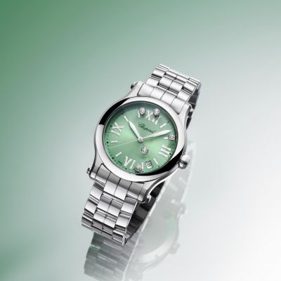 ✨ Diamanten sind am schönsten, wenn sie frei sind. ✨
Die @chopard  Happy Sport ist mehr als eine Uhr – sie ist ein Symbol für Leichtigkeit, Eleganz und selbstbewussten Stil. 💎
Fünf frei schwebende Diamanten tanzen bei jeder Bewegung zwischen zwei Saphirgläsern und machen jeden Blick auf das Handgelenk zu einem besonderen Moment. Das ikonische 36-mm-Gehäuse aus Lucent Steel™ mit einer Krone aus funkelndem Tsavorit vereint luxuriöse Uhrmacherkunst mit zeitloser Raffinesse.
Seit 1993 begeistert die Happy Sport Frauen auf der ganzen Welt – weil wahrer Luxus nicht laut sein muss, sondern Persönlichkeit unterstreicht.
💎 Würden Sie sie täglich tragen oder zu besonderen Anlässen?
#Chopard #HappySport #JuwelierGadebusch #köln