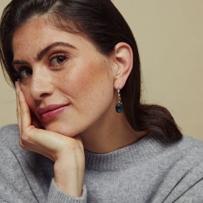 Ein Hauch von Luxus. Ein Statement in Blau von @bronjewelry . 💙✨
Die Lux Ohrringe funkeln mit intensiven blauen Diamanten und setzen ein ausdrucksstarkes, zugleich elegantes Highlight.
In Kombination mit den Toujours Ajour Einhängern entfaltet sich ihre ganze Magie: facettierte London Blue Topas Tropfen, gekrönt von zarten, filigranen Blättern – eine harmonische Verbindung aus Tiefe, Licht und Leichtigkeit.
Für unvergessliche Auftritte. Für Sie.
#BronJewelry #FineDutchJewelry #JuwelierGadebusch #köln