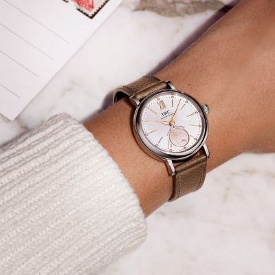 🌞🌙 Ein Hauch von Poesie am Handgelenk 🌙🌞
Die neue Portofino Automatic Day & Night 34 von IWC fängt den ewigen Tanz von Sonne und Mond auf elegante Weise ein. Zum ersten Mal zeigt ein Portofino-Modell in 34 mm die Tageszeit mit einer liebevoll gestalteten Tag- und Nacht-Komplikation bei 6 Uhr – mit der Sonne zur Mittagszeit und dem Mond um Mitternacht.
Ein argentéfarbenes Zifferblatt, zwölf funkelnde Diamantindizes und vergoldete Details verleihen der Uhr eine zeitlose Eleganz. Getragen wird sie an einem taupefarbenen Kalbslederarmband, das durch pflanzliche Gerbung angenehm weich ist.
Stilvoll. Feminin. Und bereit, Sie durch Tag und Nacht zu begleiten.
Ref.: 459801 @iwcwatches @iwcwatches_ger 
#IWCwatches #Portofino #JuwelierGadebusch #köln
